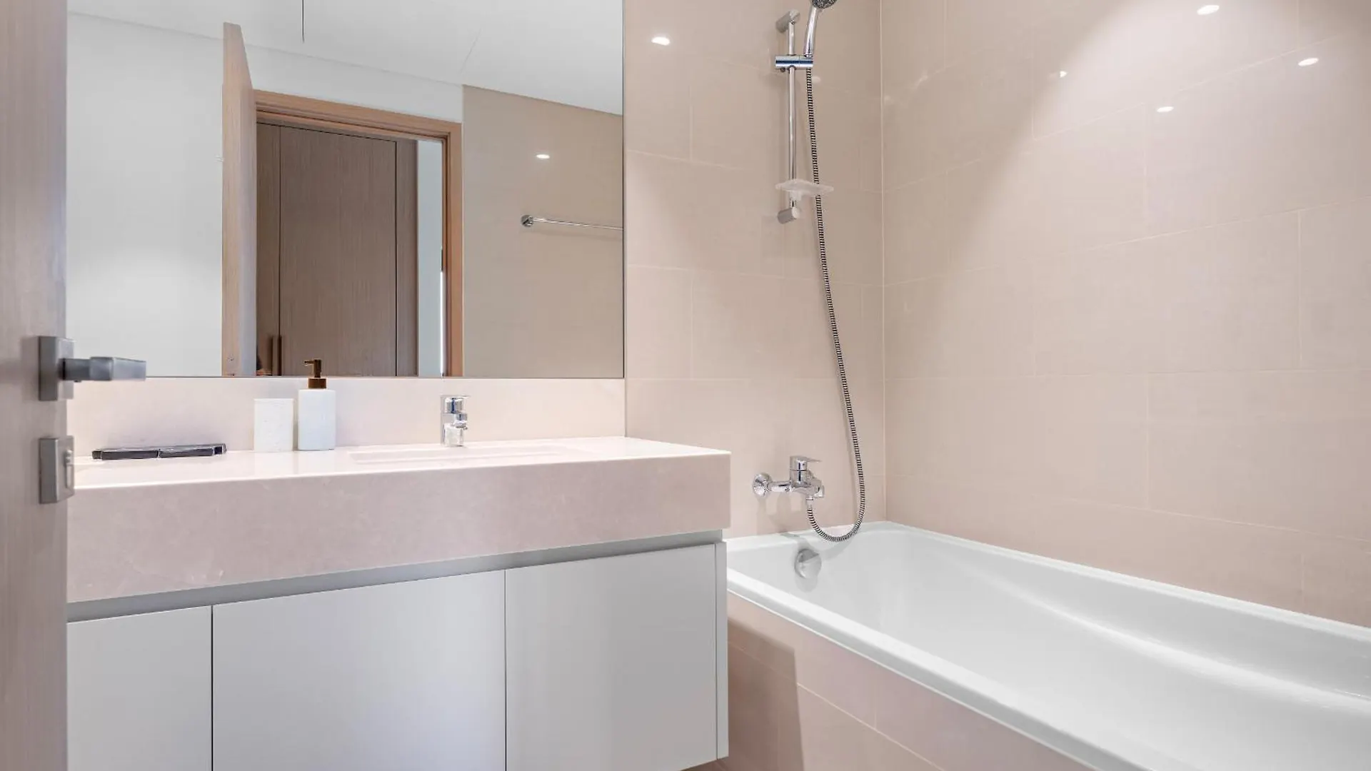 Апартаменты Modern 3Br Plus 1 Gr In Downtown With Burj Khalifa View Дубай ОАЭ