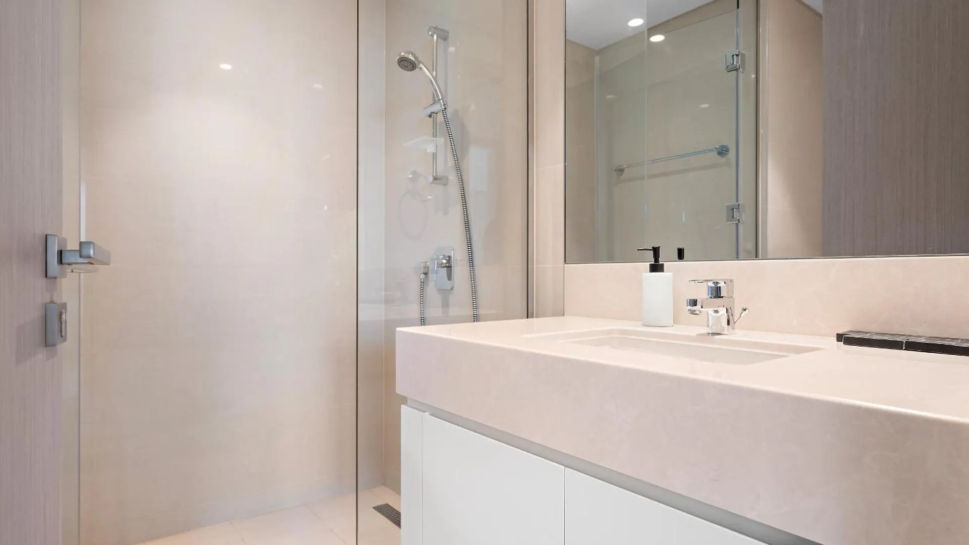 Modern 3Br Plus 1 Gr In Downtown With Burj Khalifa View Dubai 0*,  United Arab Emirates
